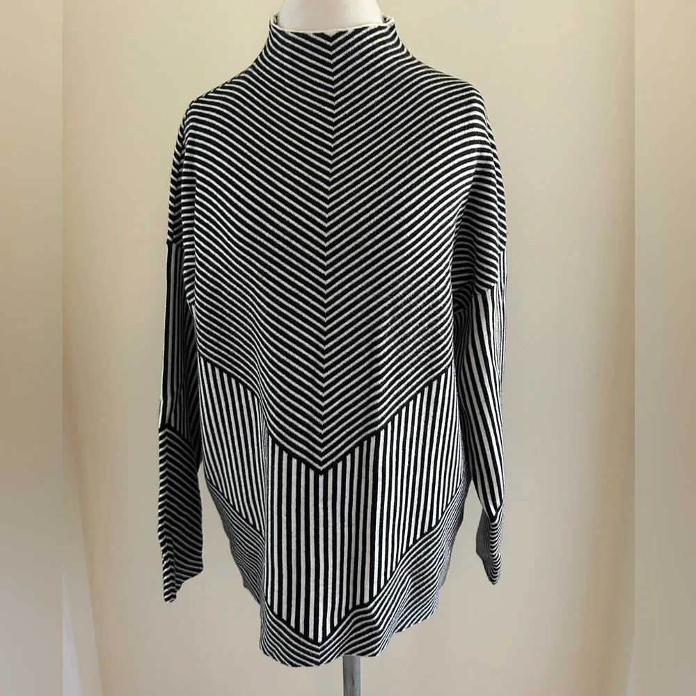 Pretty Black/White Sweater - Picture 1 of 6